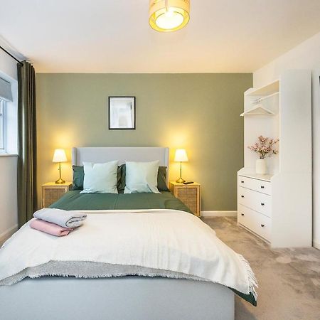 The Lake Hub Goodmayes Екстер'єр фото